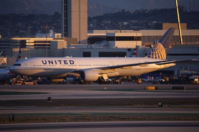 Boeing 777-200 (N774UA)