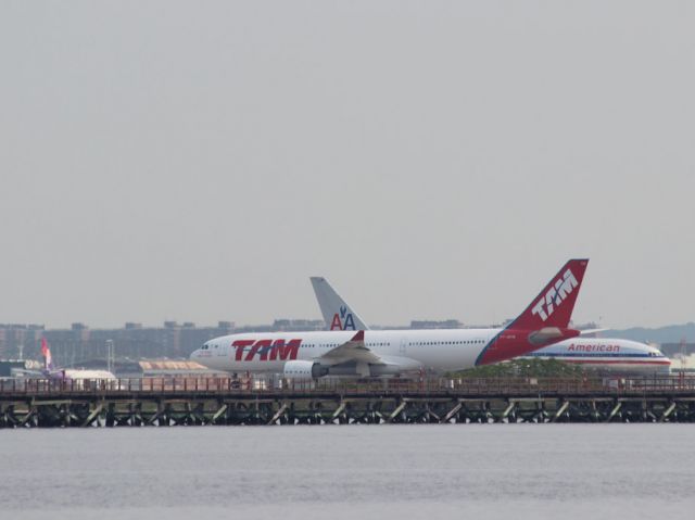 Airbus A330-300 (PT-MVB)