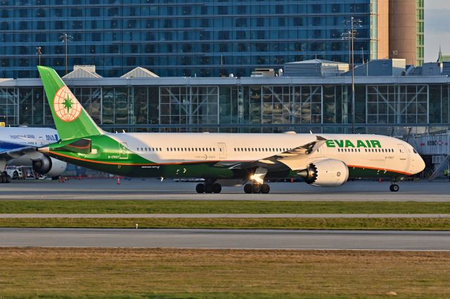 BOEING 787-10 Dreamliner (B-17807)