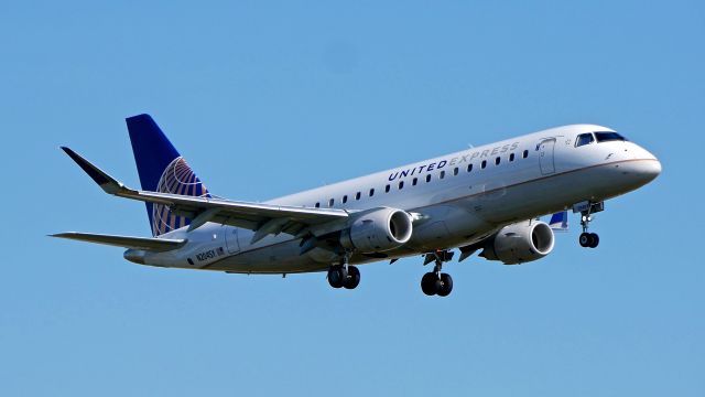 Embraer 175 (N204SY) - SKW5871 from KSFO on final to Rwy 16R on 10.14.19. (ERJ-175LR / cn #17000626). 