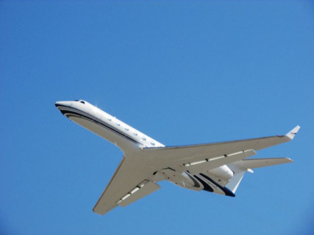 Gulfstream Aerospace Gulfstream V (N906FS) - Taking off RWY 30