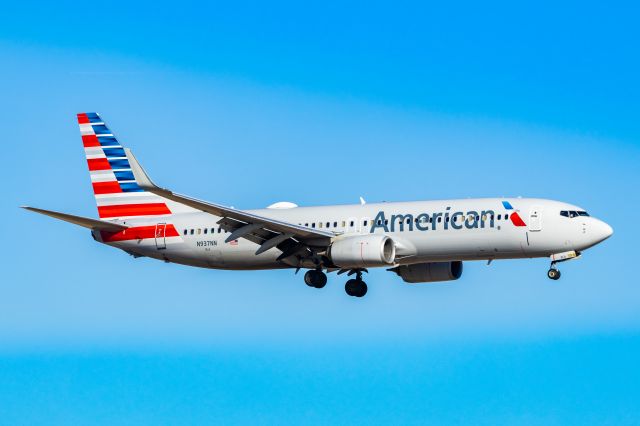 Boeing 737-800 (N937NN) - American Airlines 737-800 landing at DFW on 12/27/22. Taken with a Canon R7 and Tamron 70-200 G2 lens.