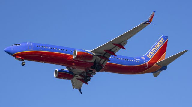 Boeing 737-800 (N8649A) - Always love seeing Canyon Blue.