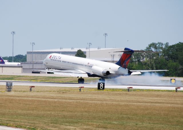 McDonnell Douglas MD-88 (N902DE) - Flight 901 touchdown 05 6-25-12