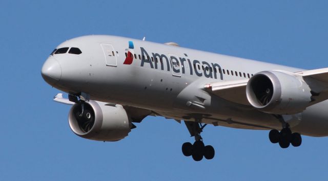 Boeing 787-8 (N806AA) - Forward view of an on final 2015 American Airlines Boeing 787-8 in the Winter of 2020.