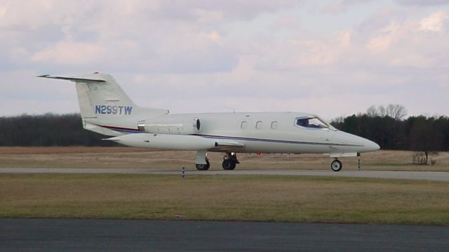 Learjet 24 (N299TW) - Taxiing on 1/9/07