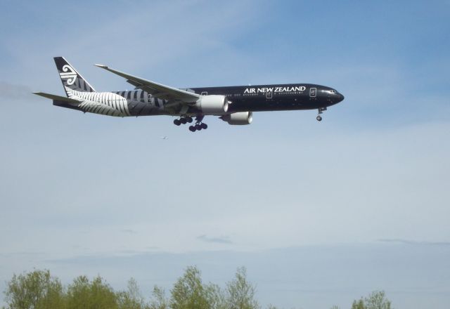 Boeing 777-200 (ZK-OKQ) - Apr-17-2015/LHR