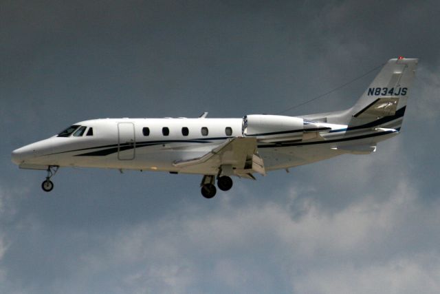 Cessna Citation Excel/XLS (N834JS) - On final approach for rwy 28R on 28-Jul-17 arriving from KBOS.