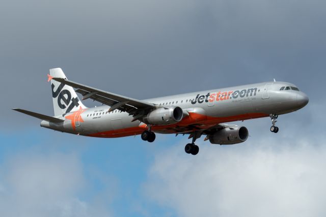 Airbus A321 (VH-VWU) - A321-231 cn 3498. Jetstar Airways VH-VWU final rwy 21 YPPH 02 April 2023