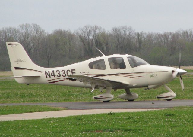 Cirrus SR-22 (N433CF) - Holding short of runway 05 waiting to take off from the Shreveport Downtown airport.