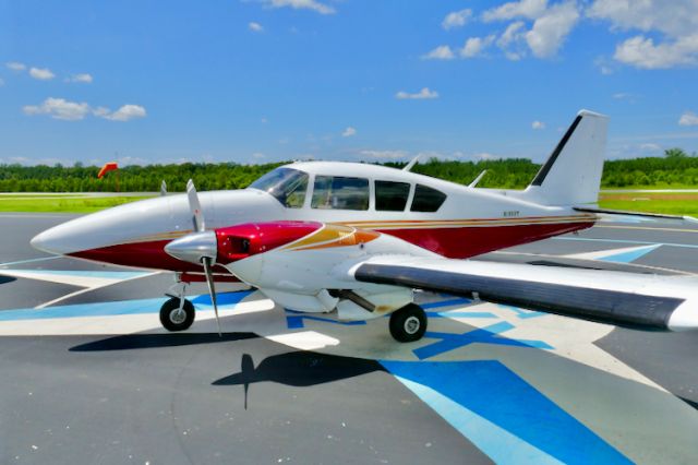 Piper Apache (N1033T)