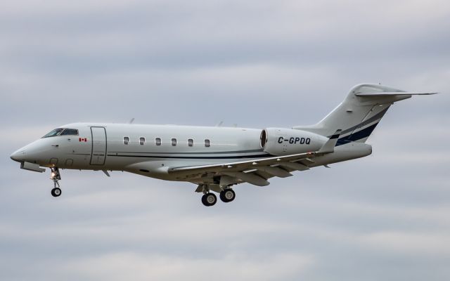 Bombardier Challenger 300 (C-GPDQ)