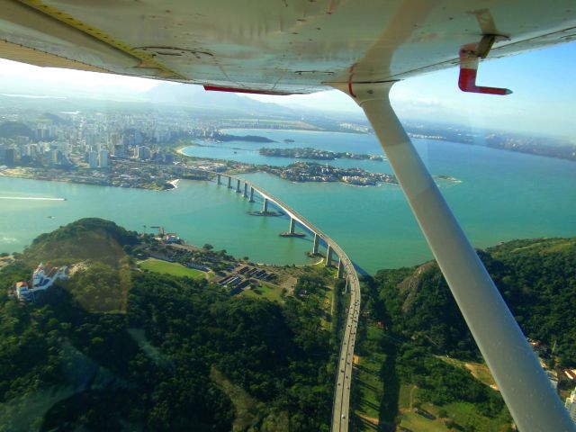 Cessna Skyhawk (PT-JTK) - CESSNA 172 FLYING IN VILA VELHA-ES, BRAZIL.