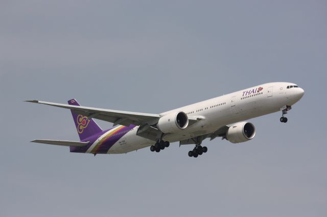 BOEING 777-300 (VH-TKK)