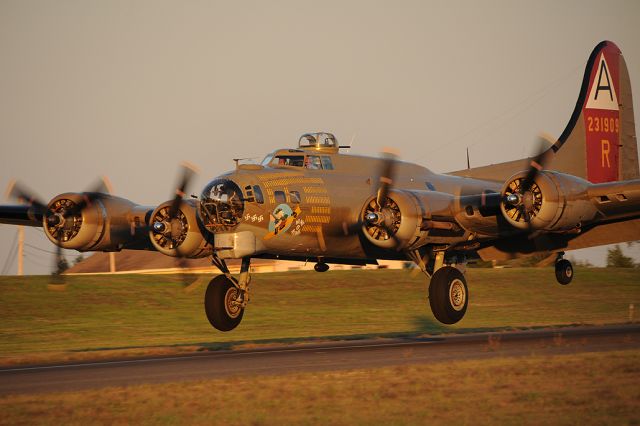 Boeing B-17 Flying Fortress (N93012)