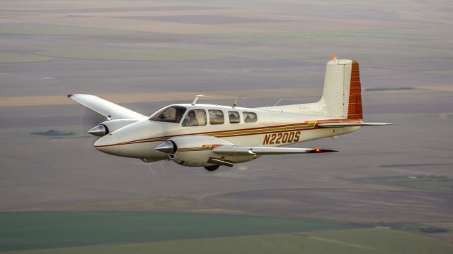 Beechcraft Twin Bonanza (N2220DS)