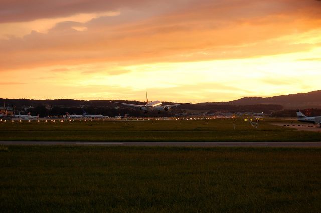 BOEING 777-300ER (HL7782)