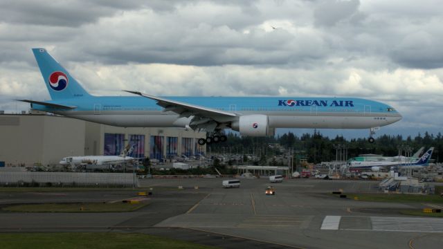 BOEING 777-300ER (HL8042)