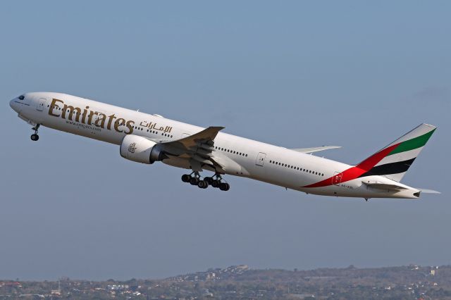 BOEING 777-300 (A6-EBL)