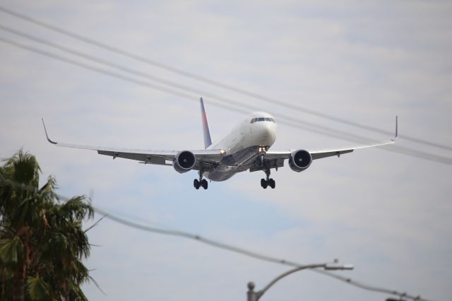 BOEING 767-300 (N173DZ)