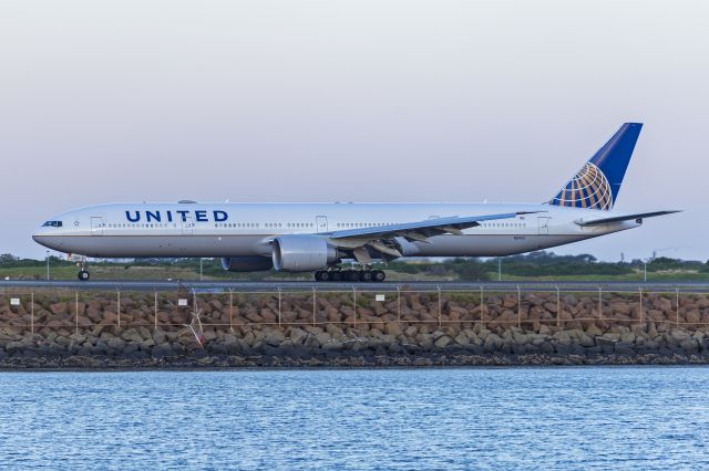 BOEING 777-300ER (N2142U) - United Airlines (N2142U) Boeing 777-322(ER) taxiing at Sydney Airport.