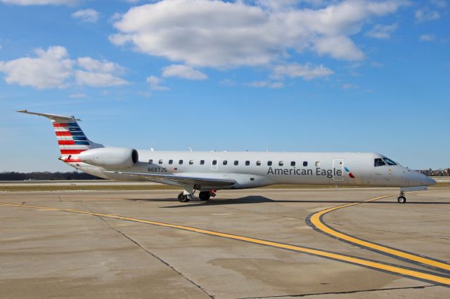 Embraer ERJ-145 (N687JS) - An American Eagle/Envoy EMB-145LR taxiing to the gate on TWY Lima on 1 Apr 2019.