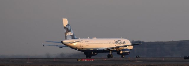 Airbus A320 (N563JB)