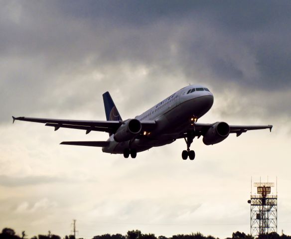 Airbus A319 (N829UA)