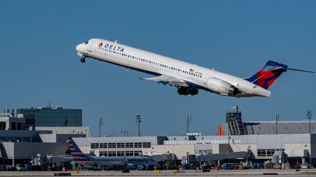 McDonnell Douglas MD-90 (N917DN)