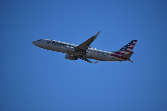 Boeing 737-800 (N916AN) - Taken at the Founders Plaza, while plane spotting.