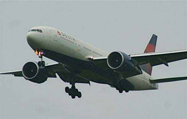 Boeing 777-200 — - this picture was taken during very severe weather around 8am,, bad lighting and nothing favorable, this was a quick transport from Fort Benning