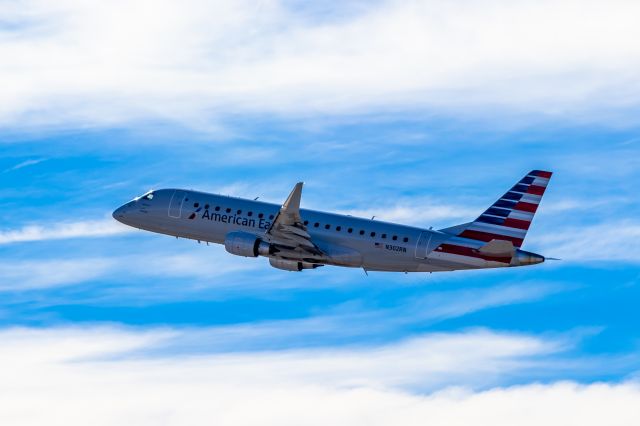 Embraer 170/175 (N302RN) - Envoy Air Embraer 170 taking off from PHX on 11/5/22. Taken with a Canon 850D and Tamron 70-200 G2 lens.