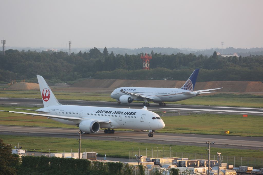 Boeing 787-8 (JA827J)