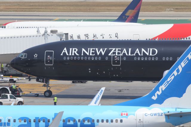 Boeing 777-200 (ZK-OKQ)