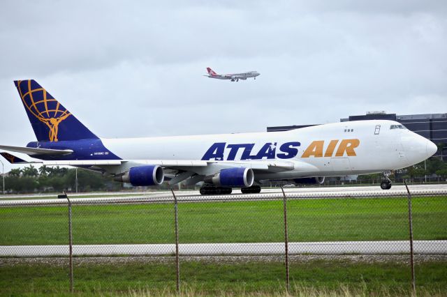 Boeing 747-400 (N419MC)