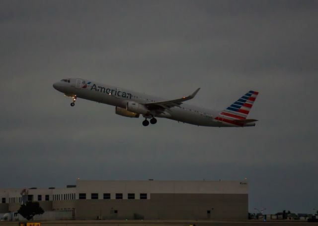 Airbus A321 (N148AN)