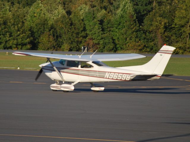 Cessna Skylane (N96598) - Taxiing in at KJQF - 10/4/14