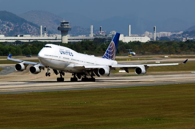 Boeing 747-200 (N128UA)