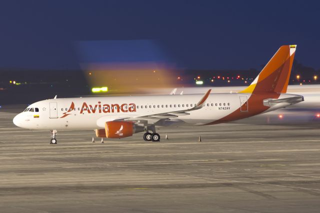 Airbus A320 (N742AV)