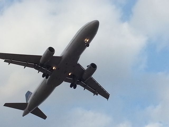 Airbus A320 (N412UA)