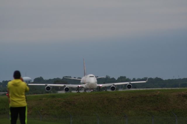 Boeing 747-400 (N464MC)