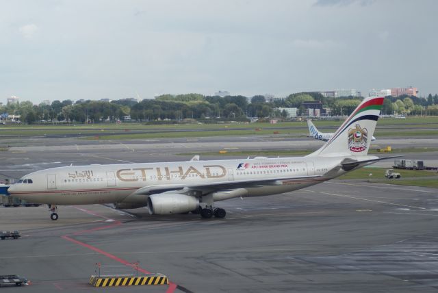 BOEING 777-300 (A6-ETK) - ETIHAD