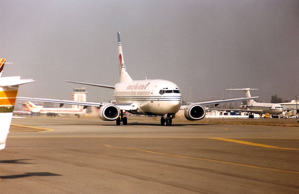 BOEING 737-300 (N164AW) - KSJC - America West 737 300 idles down the taxiway towards 30 L. Note the RAF VC-10 which was moving troops for joint exercise with then US Army at  Ft Ord Military - who eventually trained in the Hunter-Liggett Military base area south of Salinas CA.