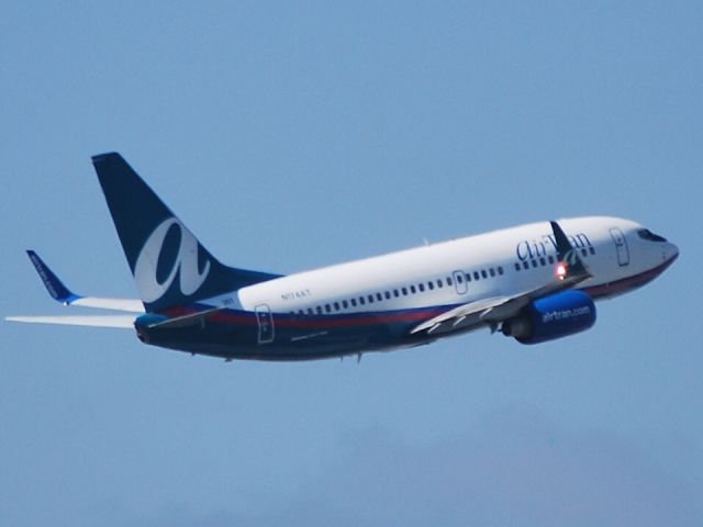 Boeing 737-700 (N174AT) - Departing runway 26L - 8/23/09