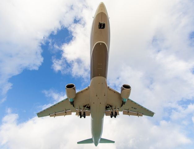 BOEING 767-300 (P4-MES)