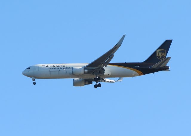 BOEING 767-300 (N357UP)