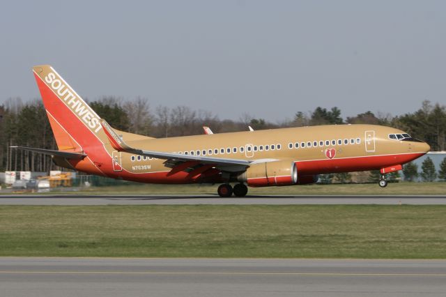 Boeing 737-700 (N763SW) - Touchdown Albany, NY