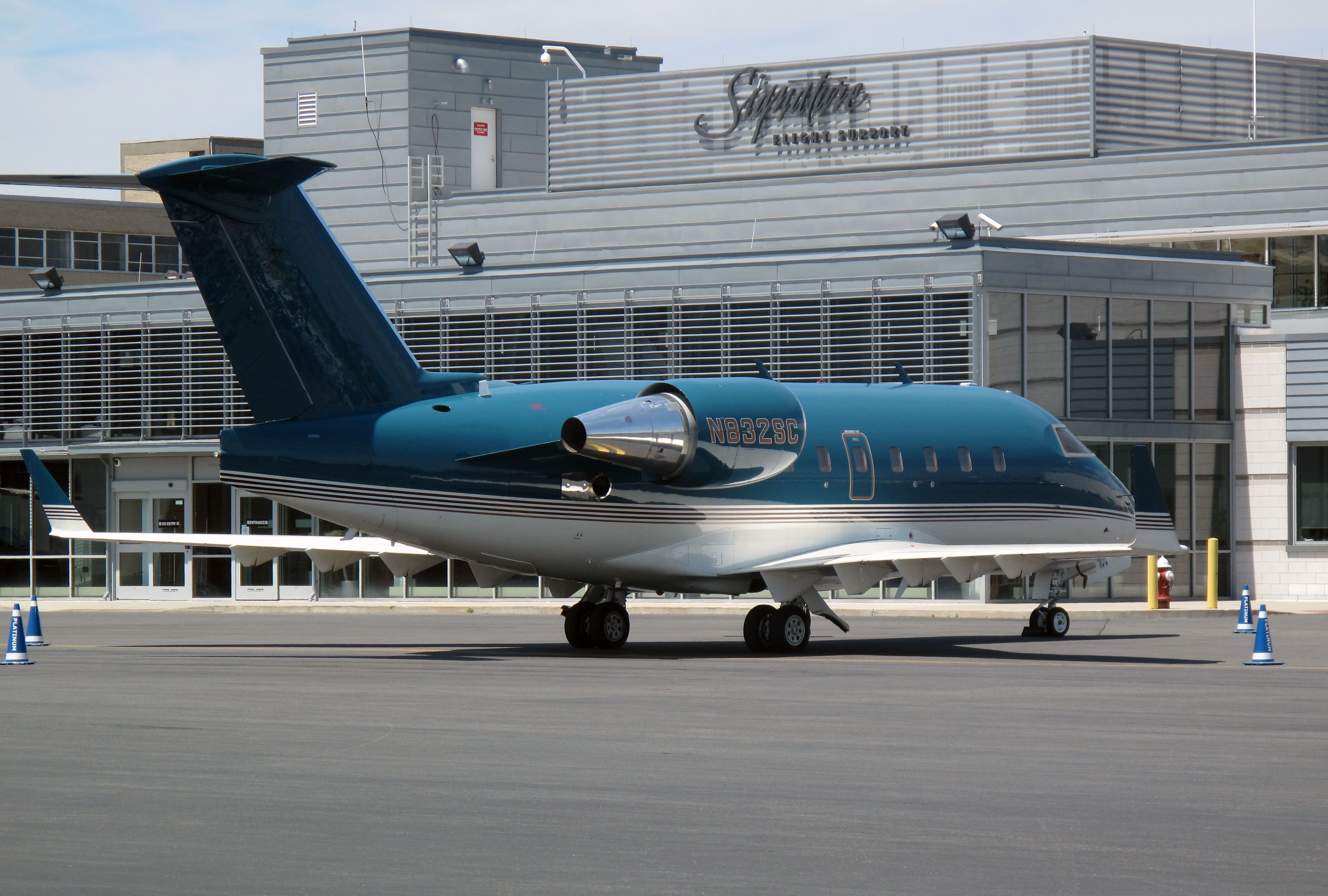 Canadair Challenger (N832SC)