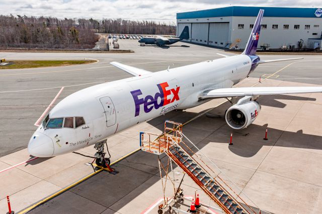 Boeing 757-200 (C-FMHA) - MHA sleeping on the gate