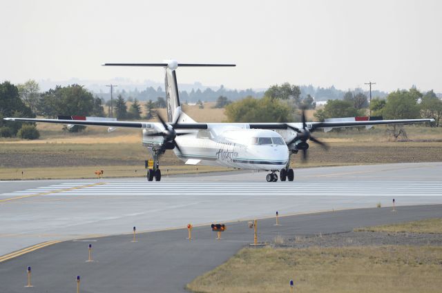 de Havilland Dash 8-400 (N411QX) - Lining up on Runway 3.